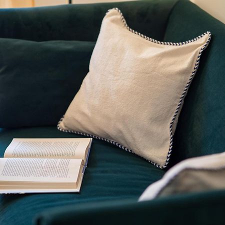 Stylish Flat With Balcony - 15 Min To Duomo Apartment Milan Bagian luar foto