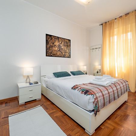 Stylish Flat With Balcony - 15 Min To Duomo Apartment Milan Bagian luar foto