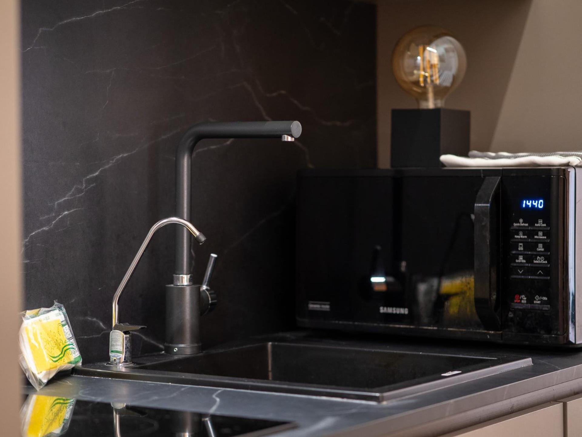 Stylish Flat With Balcony - 15 Min To Duomo Apartment Milan Bagian luar foto