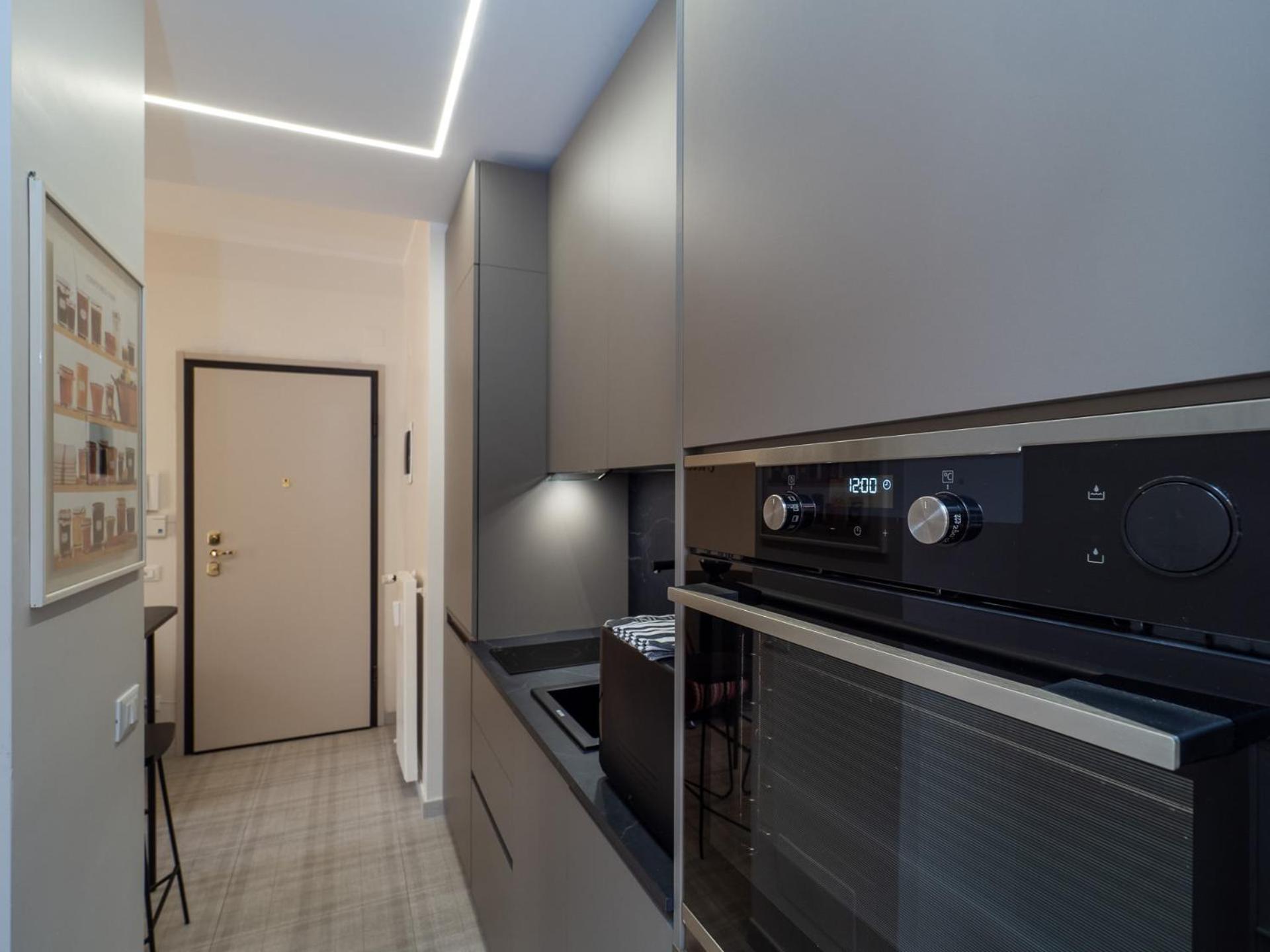 Stylish Flat With Balcony - 15 Min To Duomo Apartment Milan Bagian luar foto