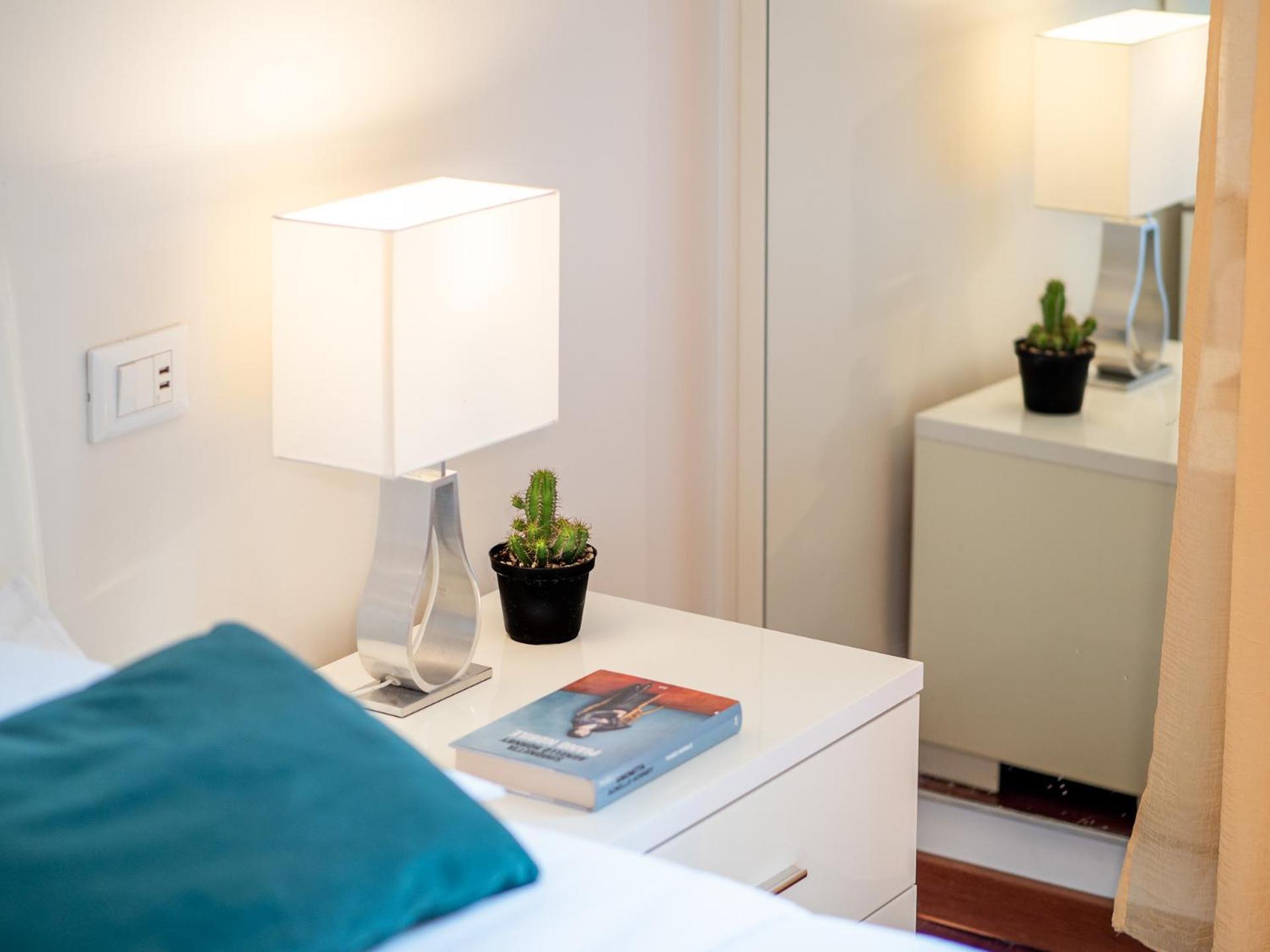 Stylish Flat With Balcony - 15 Min To Duomo Apartment Milan Bagian luar foto