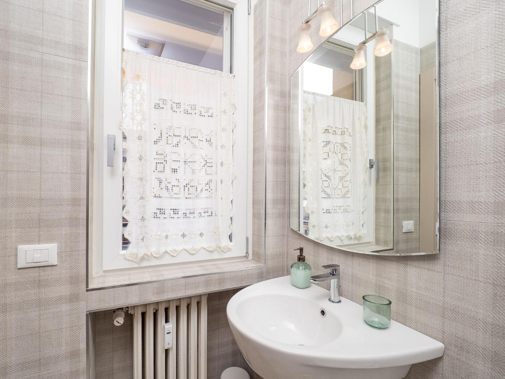 Stylish Flat With Balcony - 15 Min To Duomo Apartment Milan Bagian luar foto