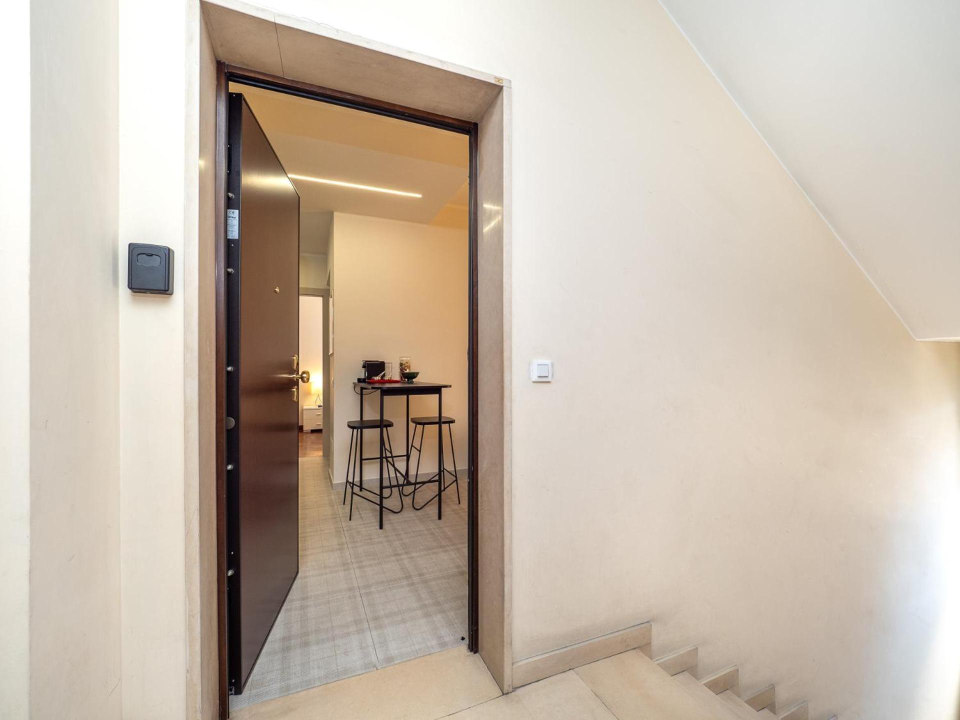 Stylish Flat With Balcony - 15 Min To Duomo Apartment Milan Bagian luar foto