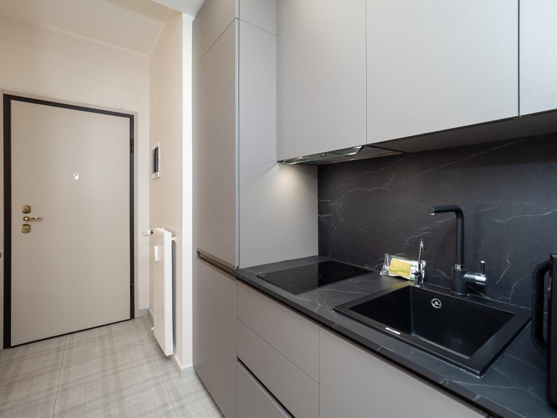 Stylish Flat With Balcony - 15 Min To Duomo Apartment Milan Bagian luar foto