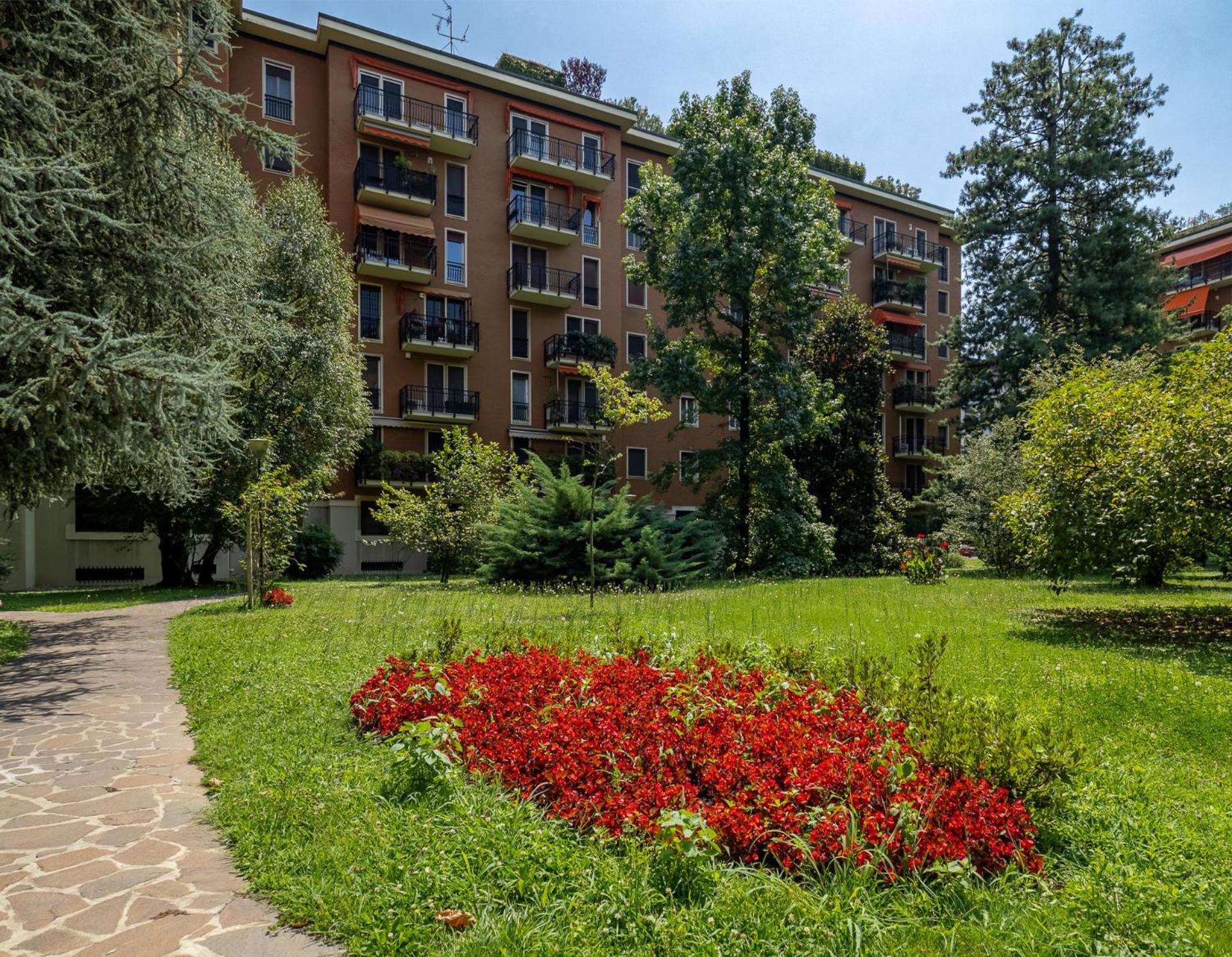 Stylish Flat With Balcony - 15 Min To Duomo Apartment Milan Bagian luar foto